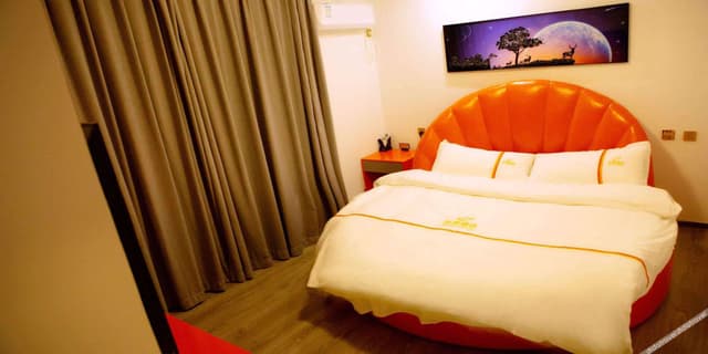 Theme Round-bed Room