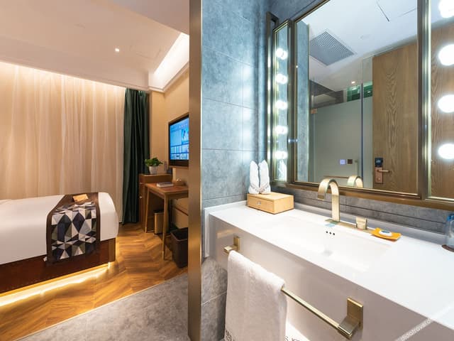 Business Queen Room