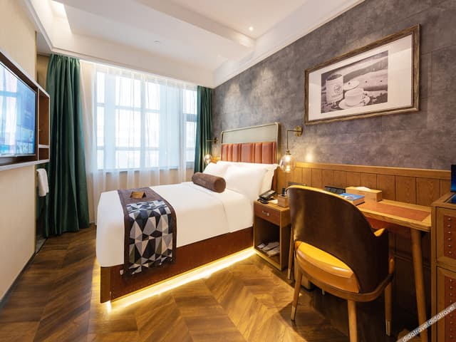 Business Queen Room