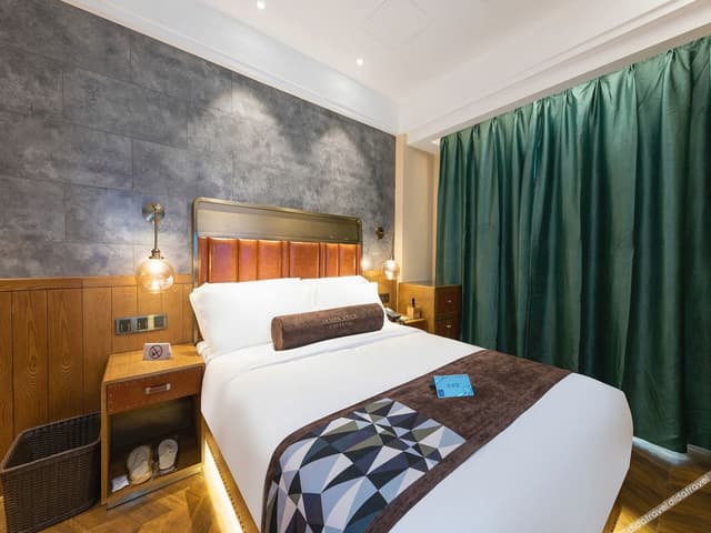 Business Queen Room