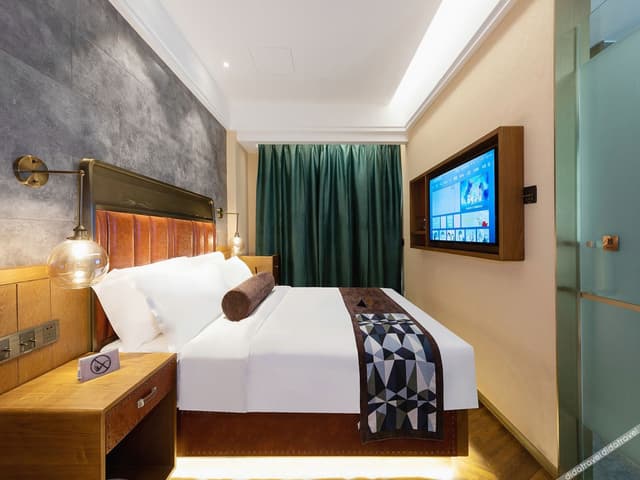 Business Queen Room