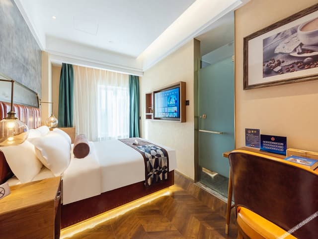Business Queen Room