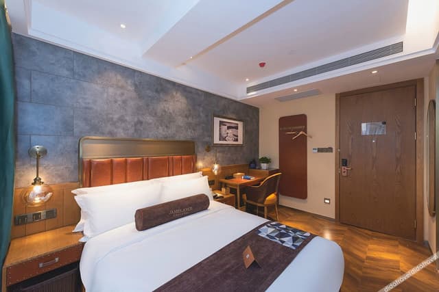 Business Queen Room