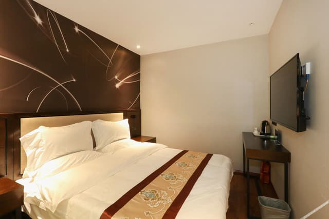 Standard Queen Room (No window)