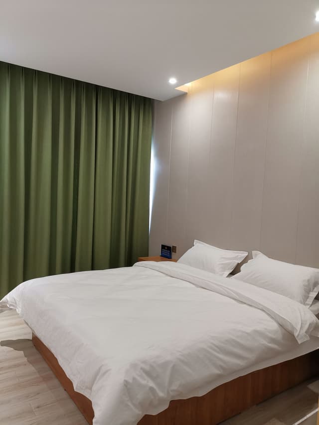 Business Queen Room
