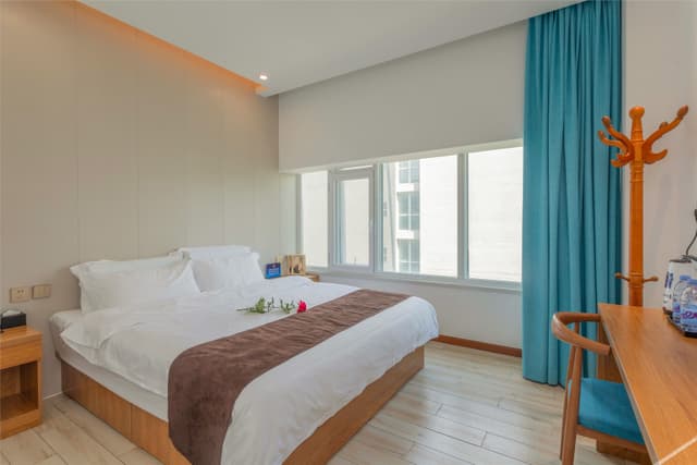 Business Queen Room