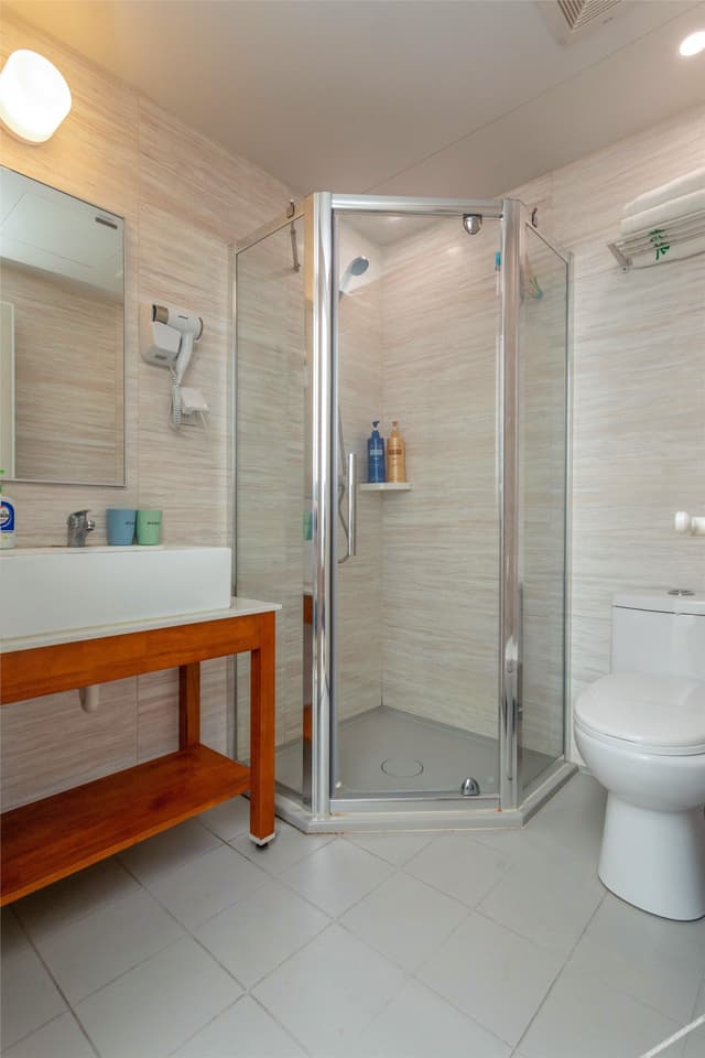 Business Queen Room