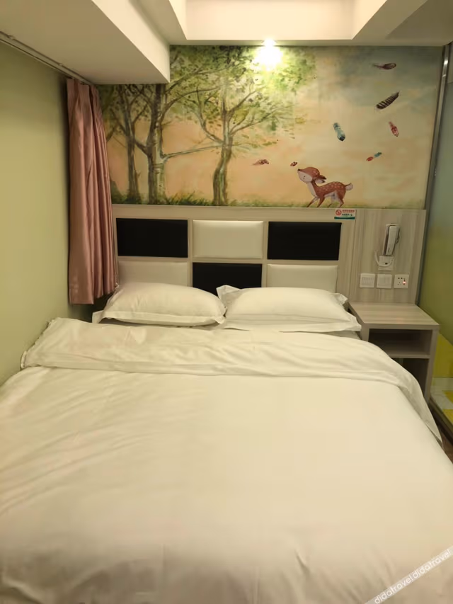 Discount Queen Room (No Window)