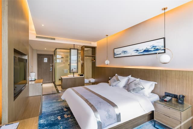 Deluxe Queen Room