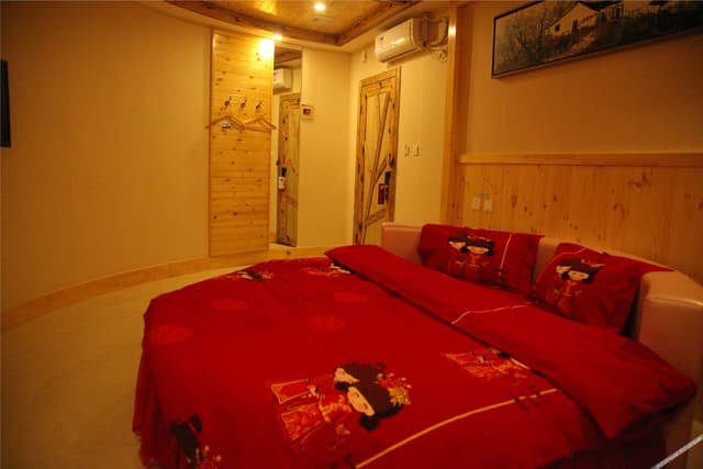 Round-bed Room