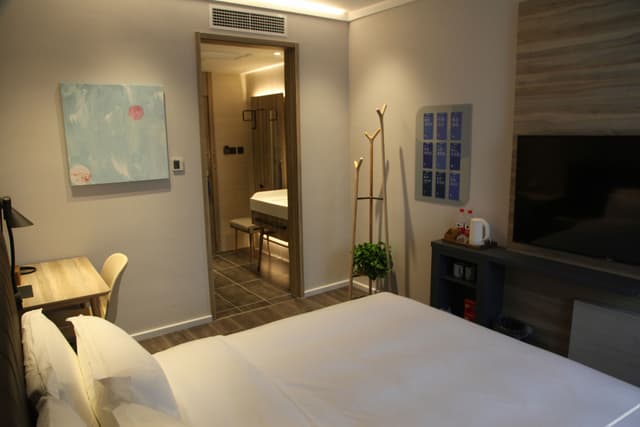 Deluxe Room (Queen bed)