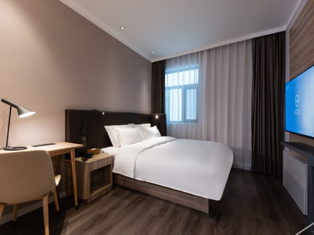 Deluxe Room (Queen bed)