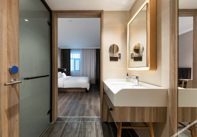 Superior Room (Queen bed)