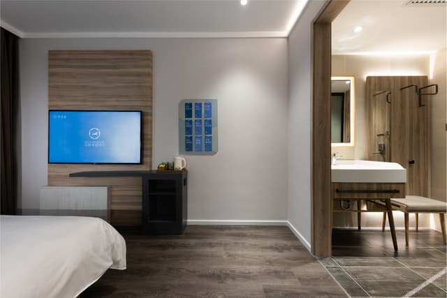 Superior Room (Queen bed)