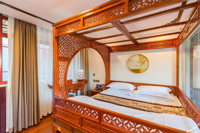Courtyard Room