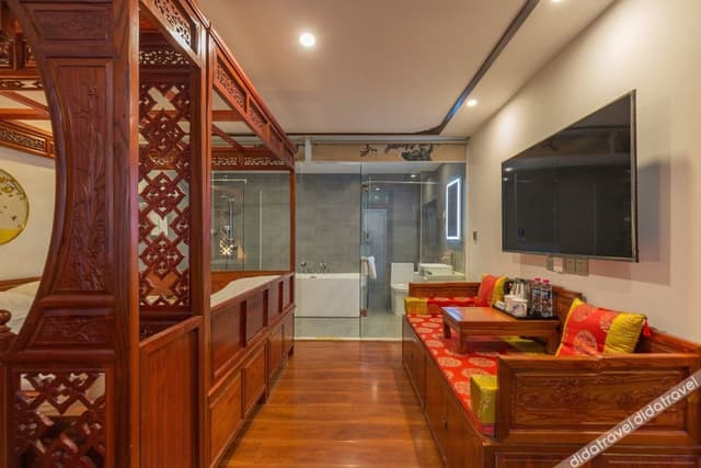 Courtyard Room