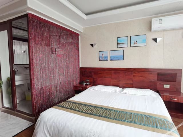 Business Queen Room