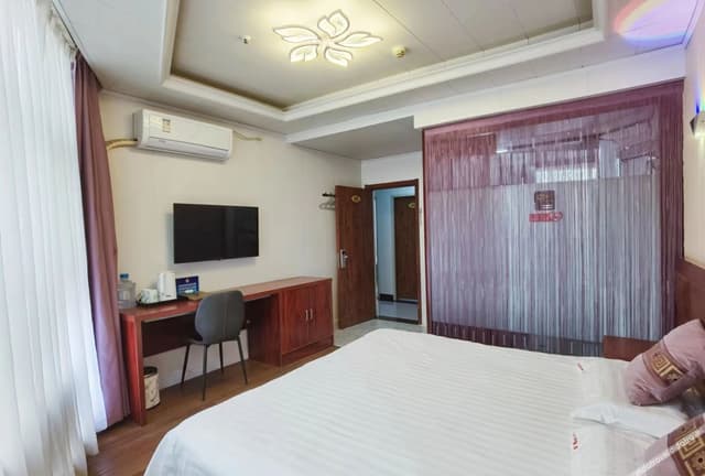Business Queen Room