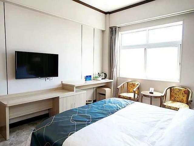 Premier Queen Room