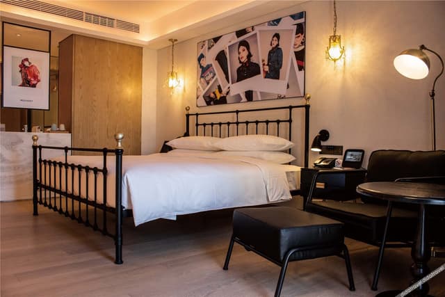 Modern Room - Double Occupancy (King bed)