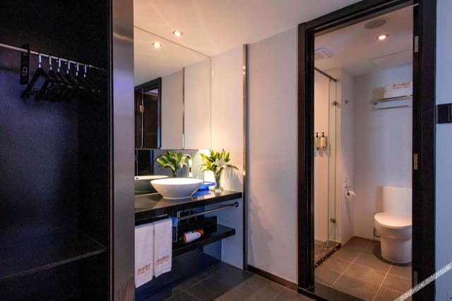 Selected Room (2 beds) (No window)