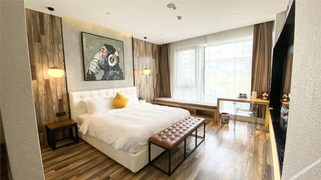Street-view Queen Room
