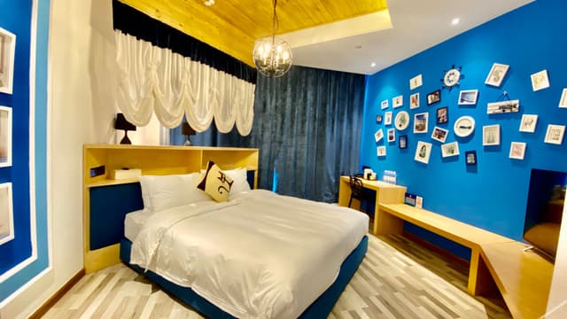 Street-view Queen Room