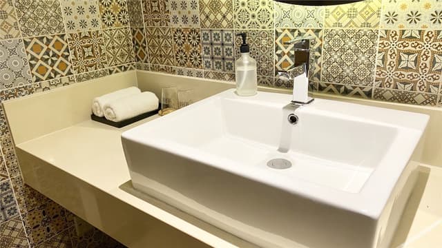Street-view Queen Room