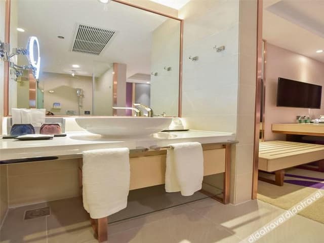Queen Room With View