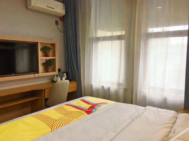 Business Queen Room