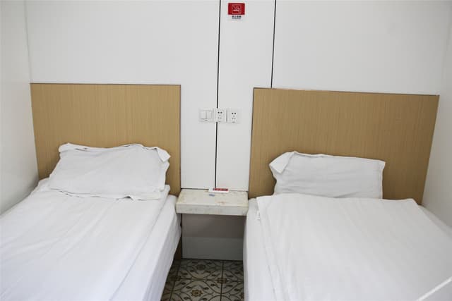 Guestroo (2 beds)