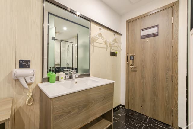 Queen Room A (No window)