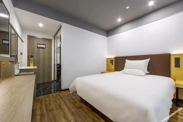 Queen Room A (No window)