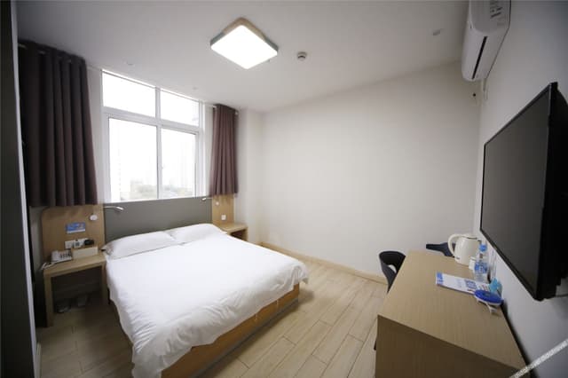 Cozy Queen Room