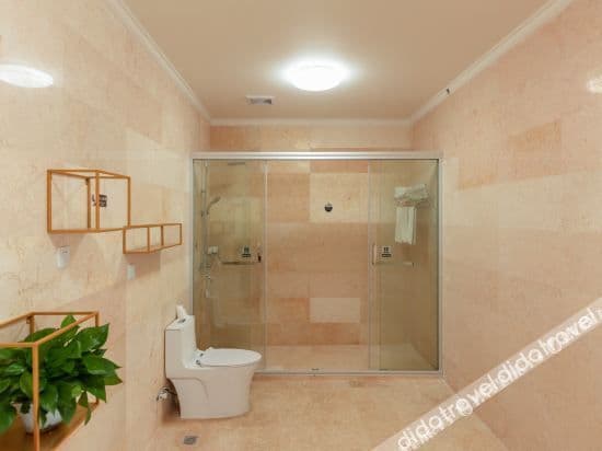 Family-friendly Family Room