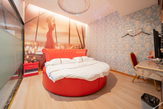 Round-bed Room