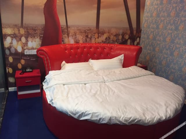 Round-bed Room