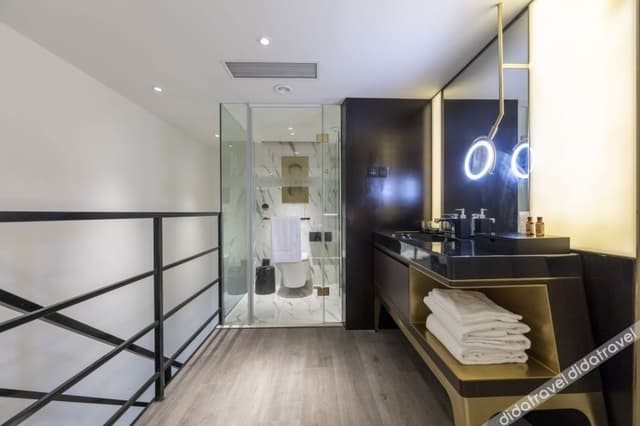 Multi-level Twin Room