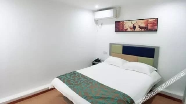Discount Queen Room (No window)