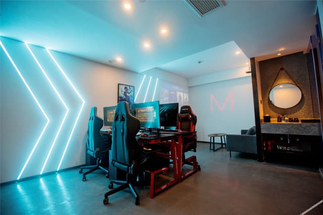 E-Sports Quadruple Room (LoL Cyber Cafe Privileges + All Heroes Skins Access)