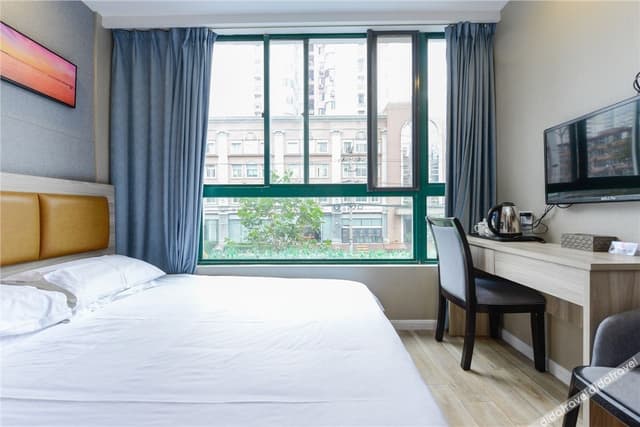 Deluxe Queen Room