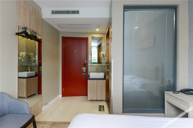 Deluxe Queen Room