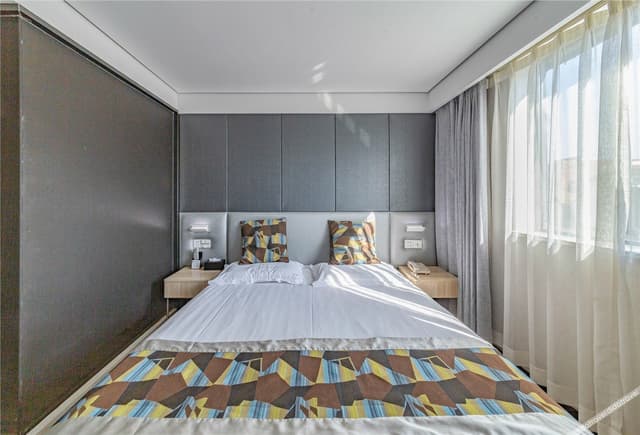 Deluxe Queen Room B