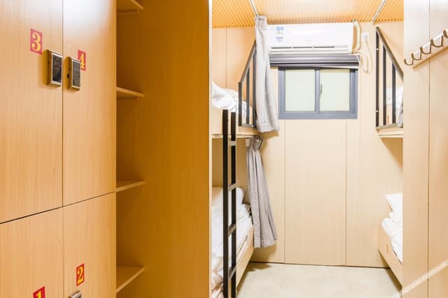 Bed in 4-person Room (Males only) (Room rate calculated per bed)
