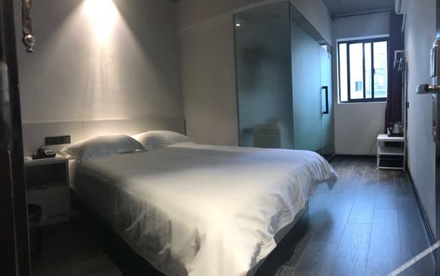 1.8m Private Cinema Double Room