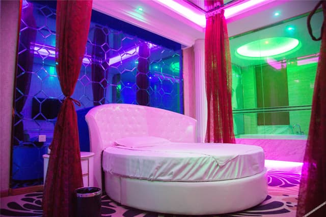 Aitika Round Bed Room