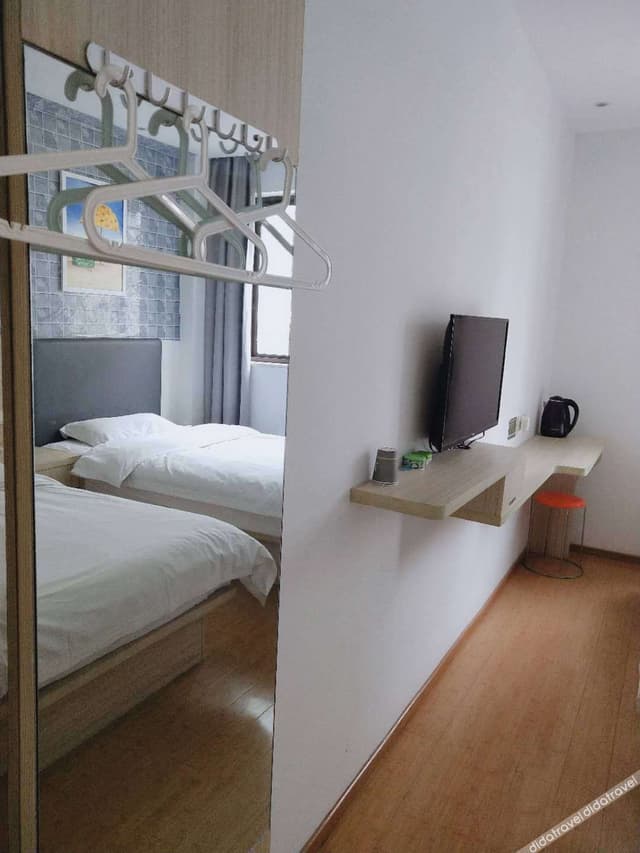 Business Room (2 Beds)