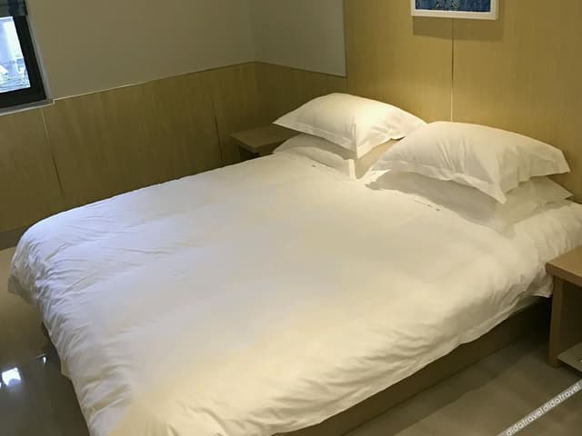 Guestroom (Queen bed)
