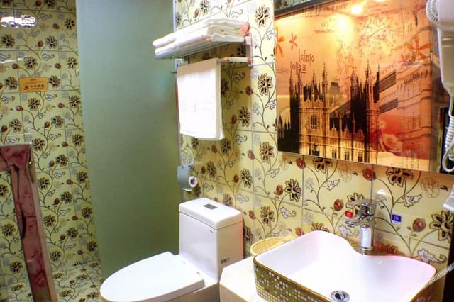 Standard Queen Room (No window)