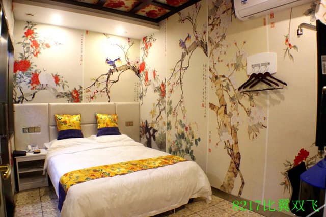 Standard Queen Room (No window)